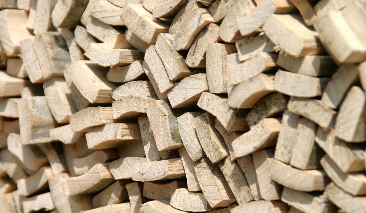 How to store firewood for efficient burning
