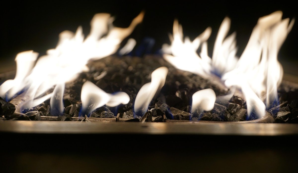 Open fires versus enclosed stoves for home heating